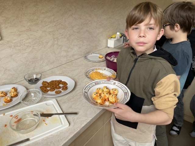 Třeťáci vyráběli sýrová kuřátka_3.B 1