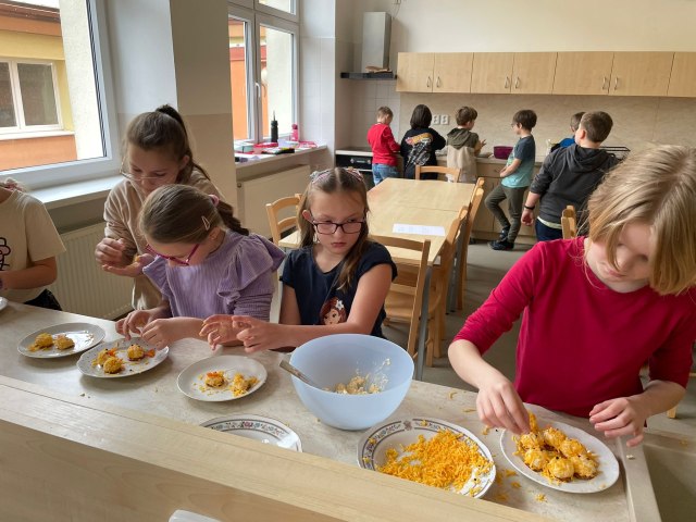 Třeťáci vyráběli sýrová kuřátka_3.B 1