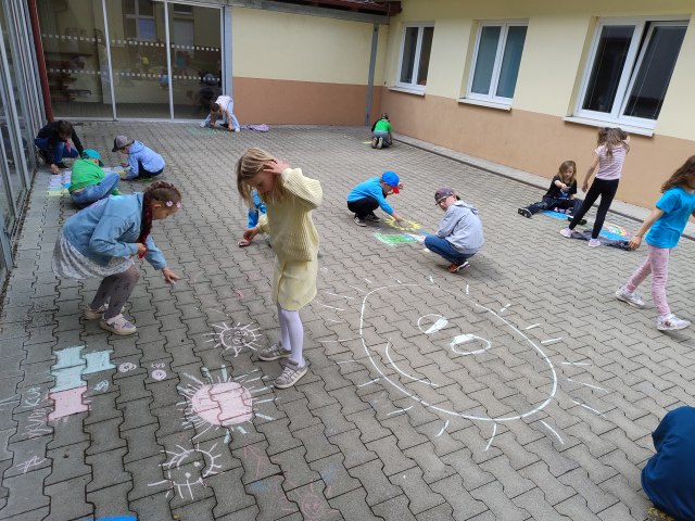 Družina - Malování křídami 3