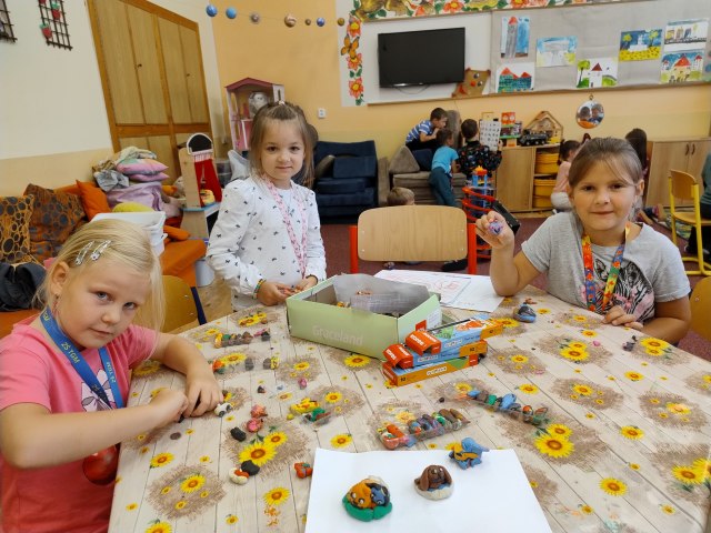 Družina - Zvířátka na dvorku 6